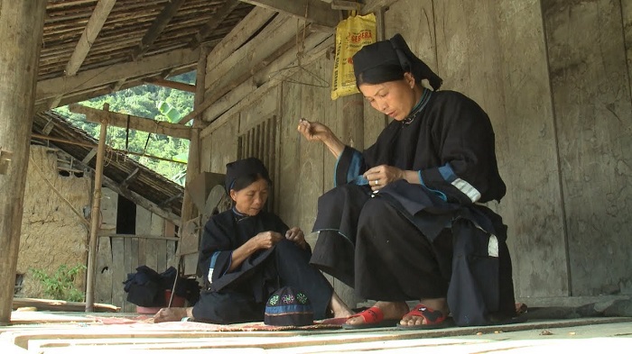 costume traditionnel montagnard Vietnam Nung